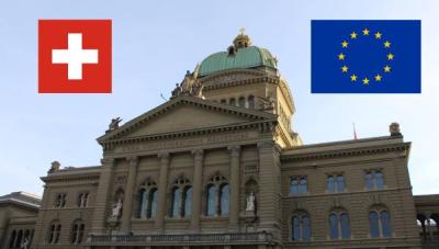 Immagine di Palazzo federale a Berna con le bandiere CH e UE